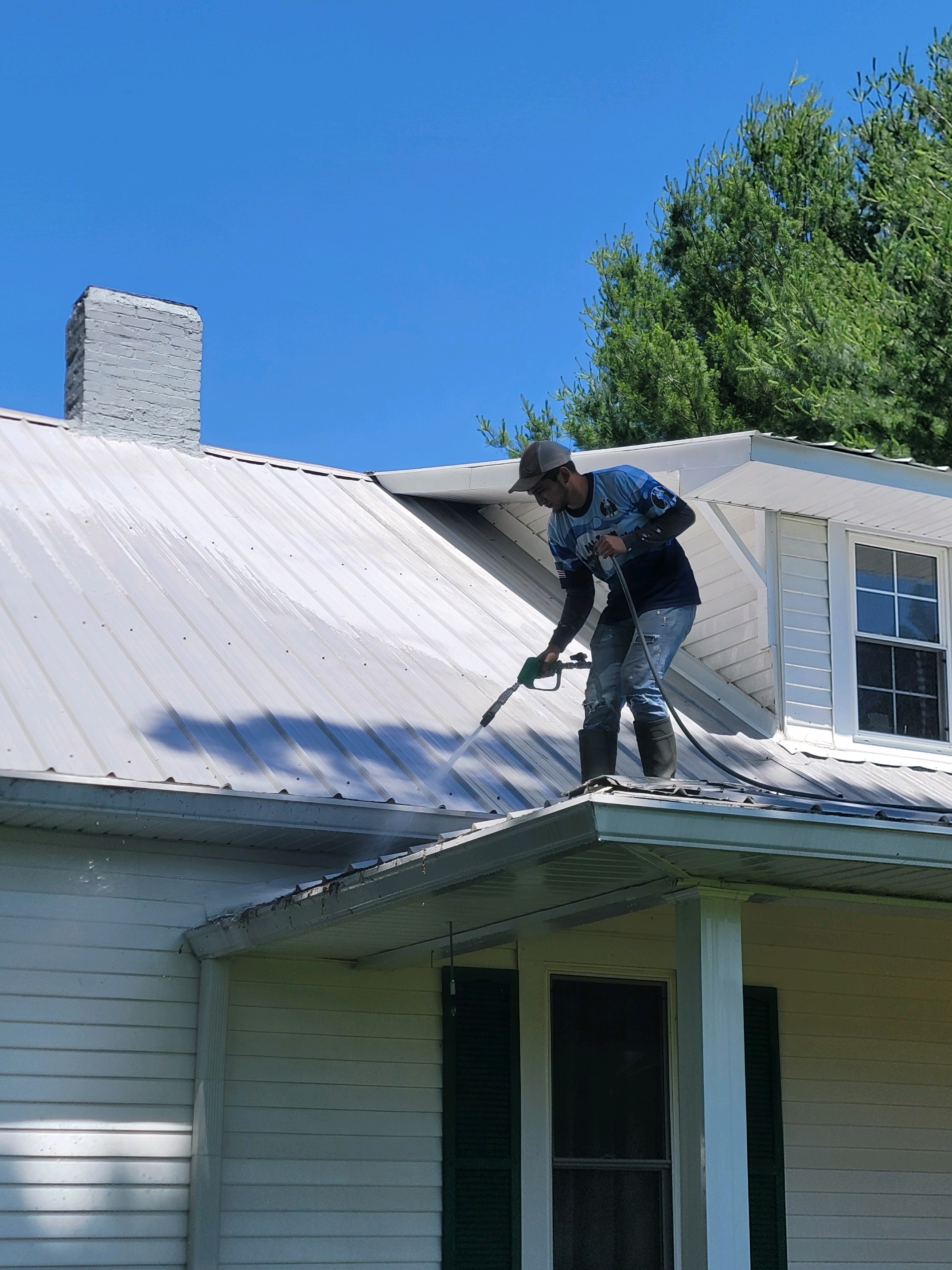 House and Roof wash in Westmooreland, TN